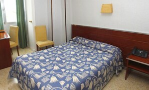 Rollaway beds, free WiFi, bed sheets - Hostal La Parrilla (Tudela)