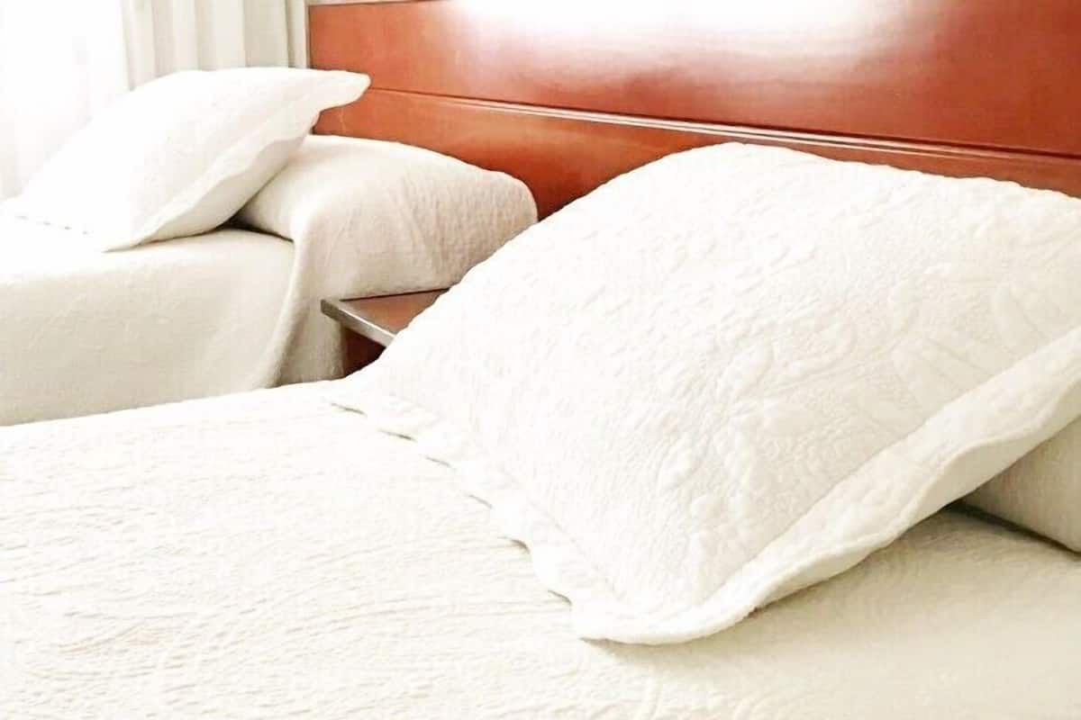 Zweibettzimmer | Zustellbetten, kostenloses WLAN, Bettwäsche
