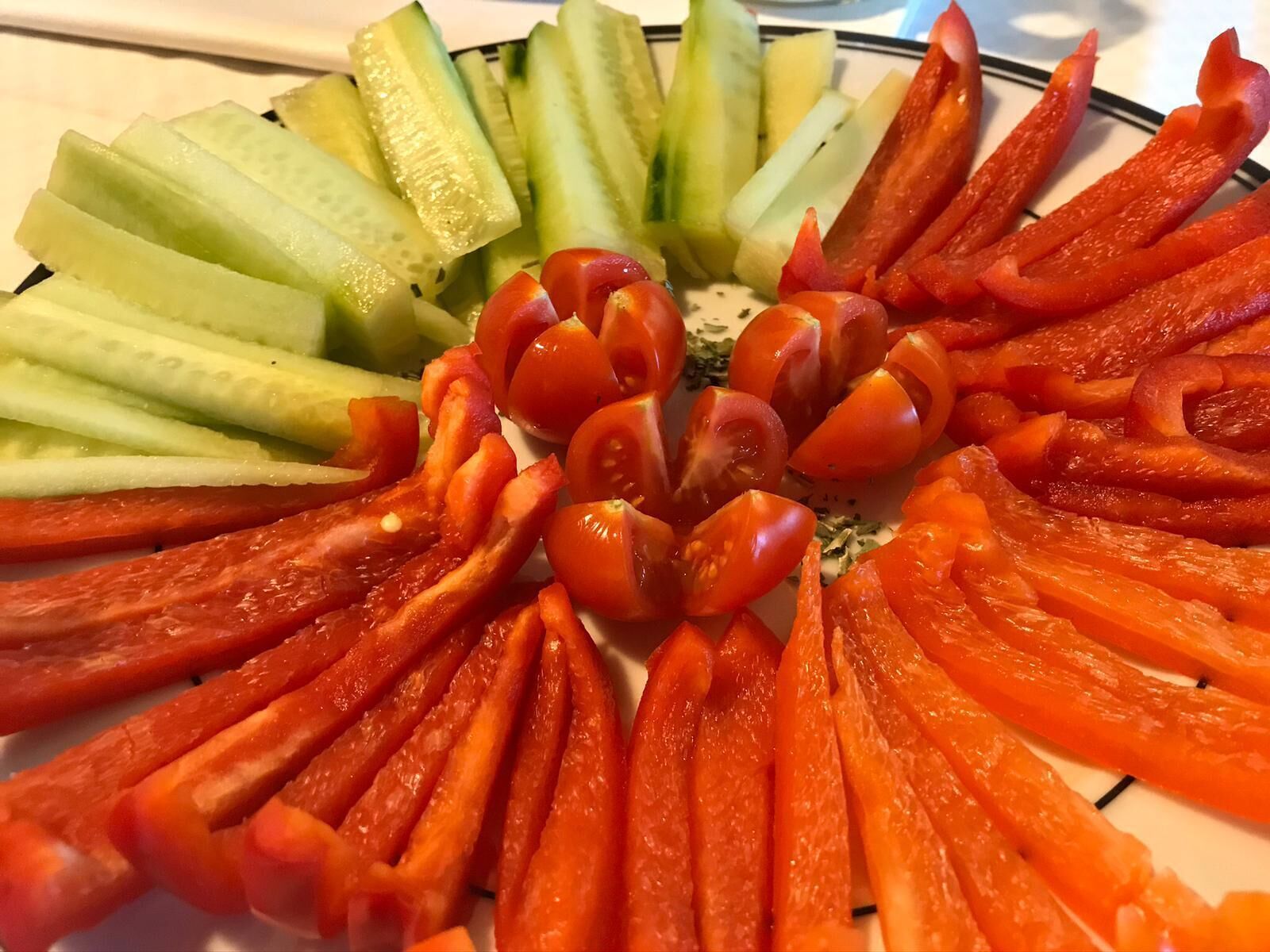 Un piatto con verdure tagliate disposte a cerchio.
