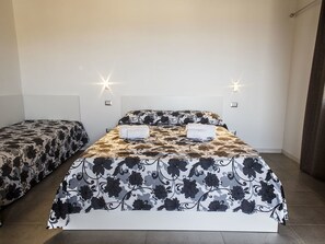Triple Room | Premium bedding, individually decorated, individually furnished - B&B Opera Suites (Castellammare del Golfo)