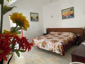 舒適開放式客房, 1 張標準雙人床, 可使用泳池,   泳池景觀 | 客房內保險箱、書桌、免費無線上網