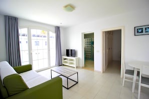 Apartamento econômico, 1 quarto | Sala de estar | TV de tela plana 30 polegadas com canais a cabo, TV