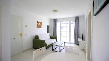 Apartament econòmic, 1 dormitori | Sala d'estar | Televisor de pantalla plana de 30 polzades amb canals per cable