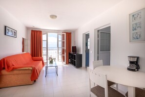 Appartement Standard, 1 chambre | Salle de séjour | Télévision à écran plat de 30 pouces avec chaînes par câble, télévision