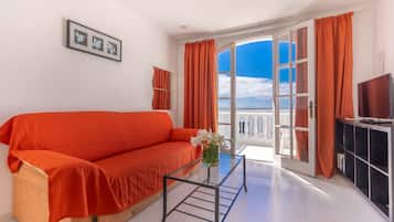 Apartament estàndard, 1 dormitori | Sala d'estar | Televisor de pantalla plana de 30 polzades amb canals per cable