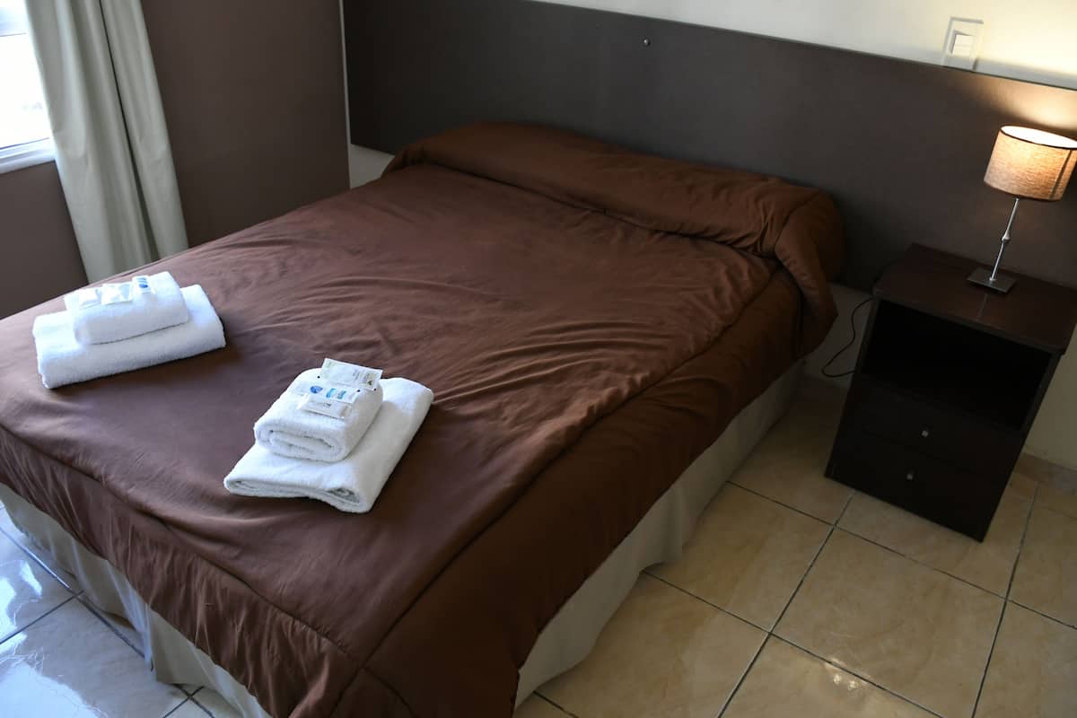Traditional Single Room | Egyptian cotton sheets, premium bedding, WiFi (free)
