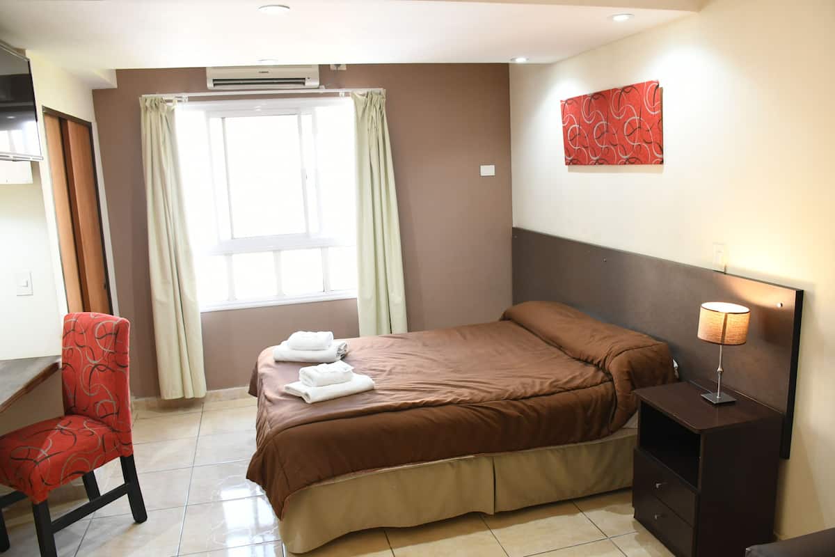 Egyptian cotton sheets, premium bedding, WiFi (free)