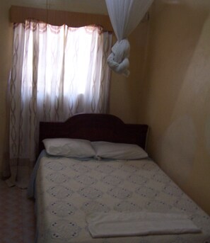 Kamar Standar | Meja kerja, ruang kerja ramah laptop, dan setrika/meja setrika