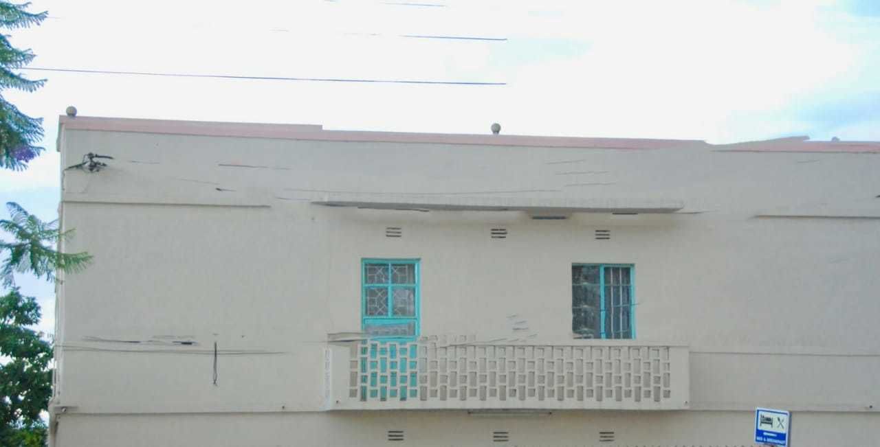 Vista frontal de la propiedad