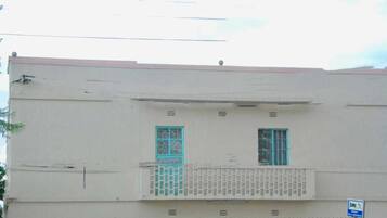 Vista frontal de la propiedad