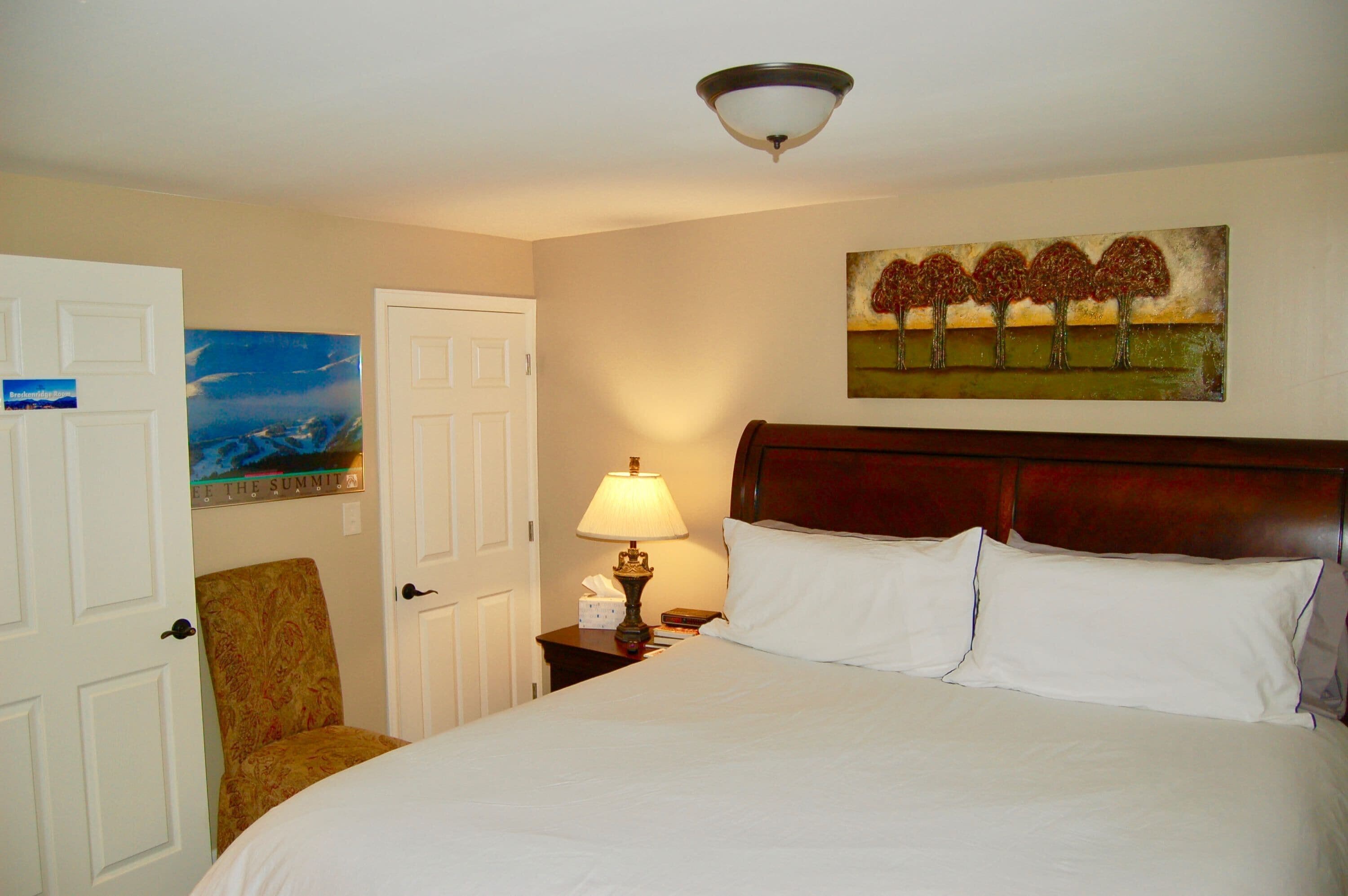 1 quarto, ferros/tábuas de passar roupa, berço de viagem