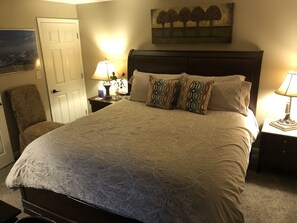 1 quarto, ferros/tábuas de passar roupa, berço de viagem