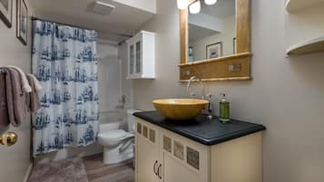 Tina con regadera, secadora de cabello, toallas, jabón