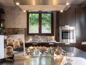 Kühlschrank, Ofen, Geschirrspüler, Kochgeschirr/Geschirr/Besteck