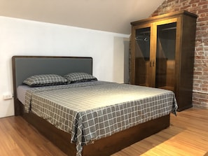 2 bedrooms, iron/ironing board, WiFi