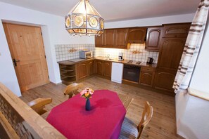 Kühlschrank, Mikrowelle, Ofen, Geschirrspüler