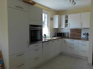 Kühlschrank, Mikrowelle, Ofen, Geschirrspüler