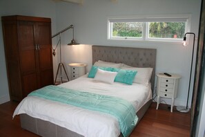 1 bedroom, iron/ironing board, WiFi, bed sheets - Absolute Waterfront Serenity (Bayswater)