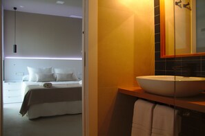 Romantic Double Room, 1 Queen Bed | Bathroom sink