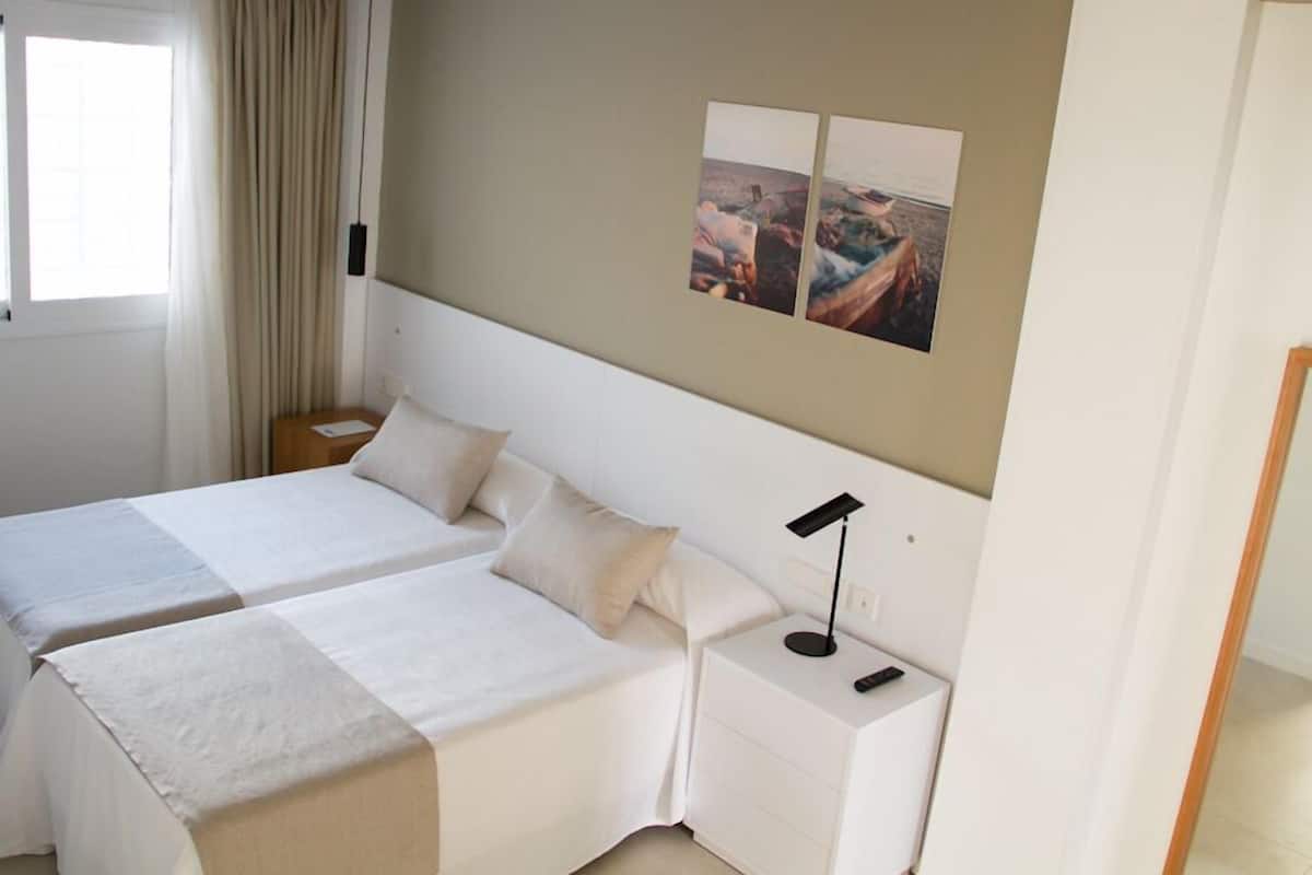 Soundproofing, free WiFi, bed sheets