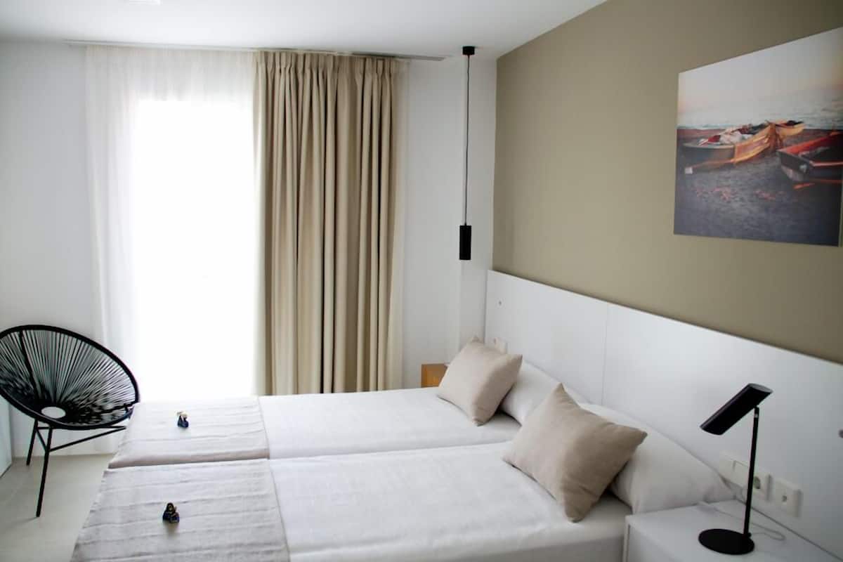 Comfort Double Room, 2 Single Beds | Soundproofing, free WiFi, bed sheets
