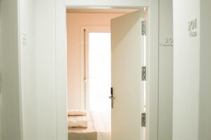 Habitación romántica doble, 1 cama de matrimonio | Zona de estar | Una televisión de pantalla plana