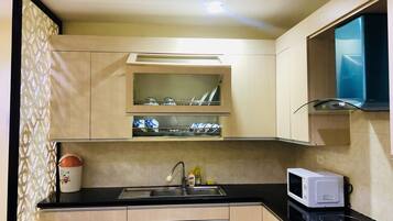 Réfrigérateur, micro-ondes, four, cafetiÚre/bouilloire