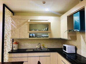 Réfrigérateur, micro-ondes, four, cafetière/bouilloire