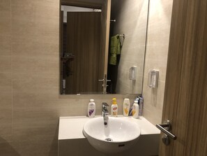 Een bad/douchecombinatie, een haardroger, een bidet, shampoo
