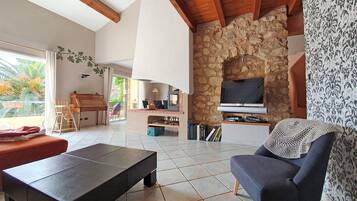 Televisie, een open haard en een tafeltennistafel