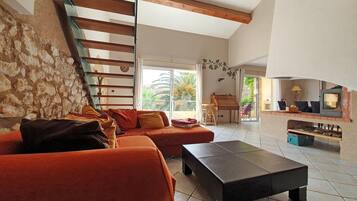 Televisie, een open haard en een tafeltennistafel