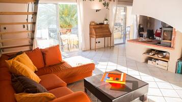 Televisie, een open haard en een tafeltennistafel