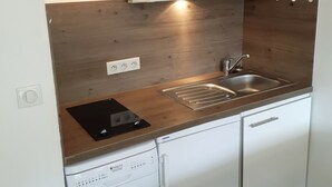 A compact kitchen with a microwave, a sink, and a dishwasher. - Studio for 4, ski-in ski-out, Les Deux Alpes (Les Deux Alpes)