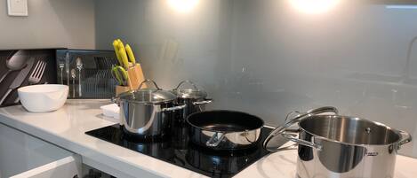 Réfrigérateur, micro-ondes, plaque de cuisson, bouilloire électrique