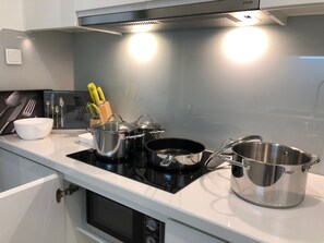 Kühlschrank, Mikrowelle, Herdplatte, Wasserkocher