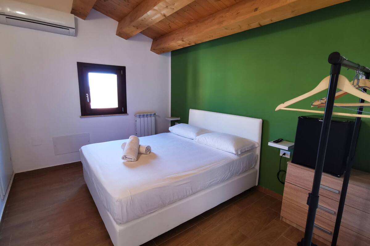 Economy Room | Egyptian cotton sheets, premium bedding, down comforters