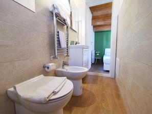 Economy kamer | Badkamer | Een douche, een regendouche, gratis toiletartikelen, een haardroger
