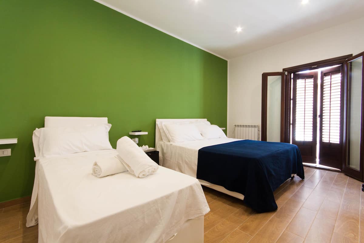 Habitación superior, para no fumadores, vista a la ciudad | 1 habitación, sábanas de algodón egipcio y ropa de cama de alta calidad