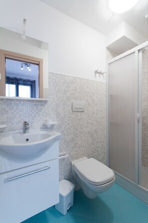 Basic-Doppelzimmer, eigenes Bad (no bidet) | Badezimmer | Dusche, Regendusche, kostenlose Toilettenartikel, Haartrockner