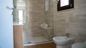 Superior Double Room | Bathroom | Shower, rainfall showerhead, free toiletries, hair dryer - Verdirooms158 (Castellammare del Golfo)