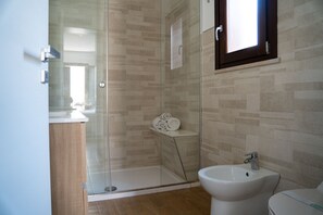 Superior Double Room | Bathroom
