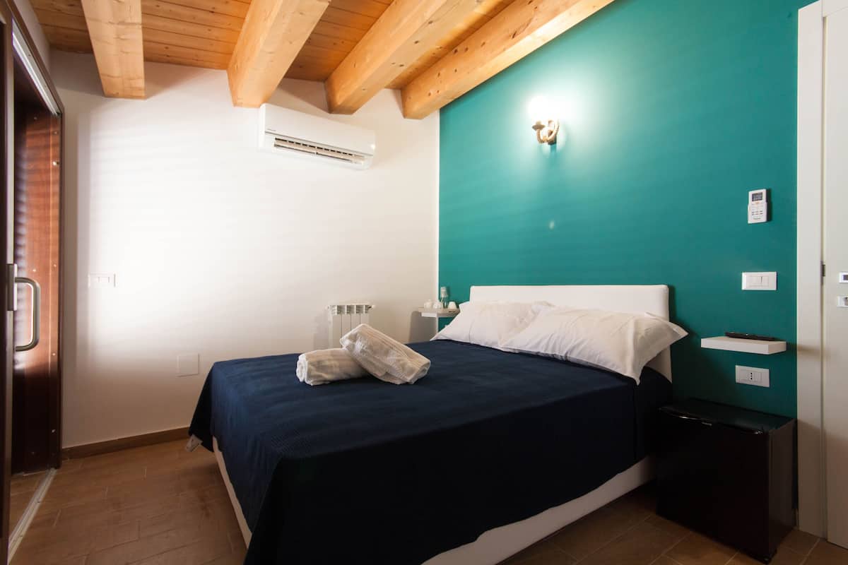 Habitación Confort, vista parcial al mar | 1 habitación, sábanas de algodón egipcio y ropa de cama de alta calidad