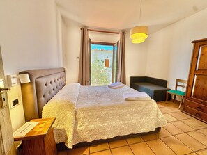 3 bedrooms, iron/ironing board, WiFi, bed sheets - Casa Ella  Praiano family home with  private parking, excellent WiFi connection (Praiano)