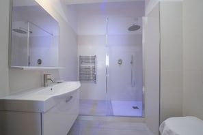 Duschwanne, Haartrockner, Bidet, Handtücher
