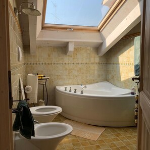 Duschwanne, Haartrockner, Bidet, Handtücher