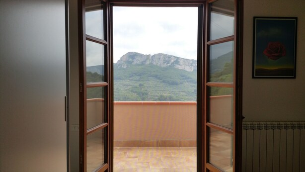Un balcon ouvert donnant sur les montagnes.