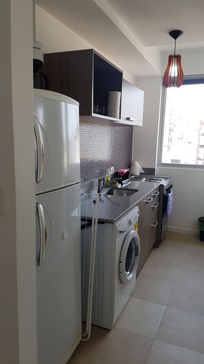 Fridge, oven, coffee/tea maker, electric kettle