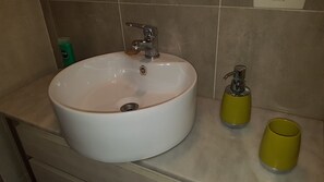 Combined shower/bathtub, bidet, towels, soap