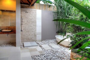 Combined shower/bathtub, hair dryer, towels, soap