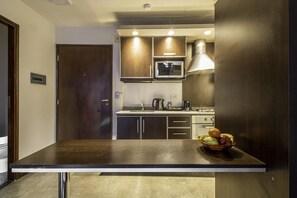 冷蔵庫、電子レンジ、オーブン、コンロ